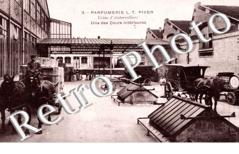 fumerie L.-T Piver - Une des cours interieures - attelages de chevaux