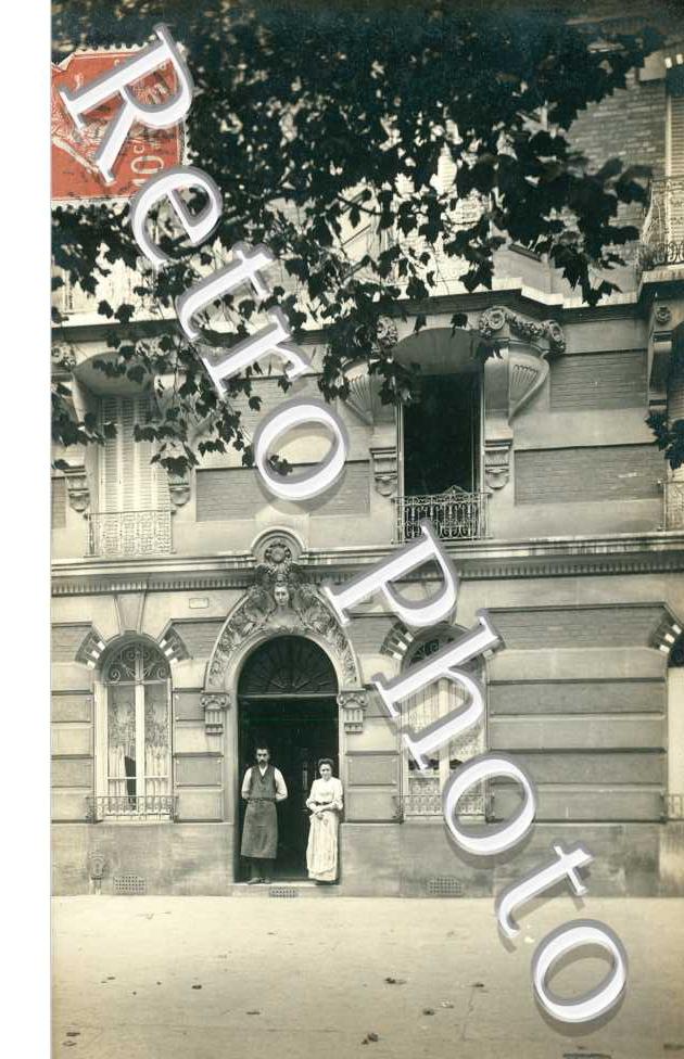 Un couple à la porte d'entrée d'un immeuble