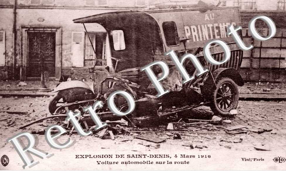 Voiture automobile sur la route