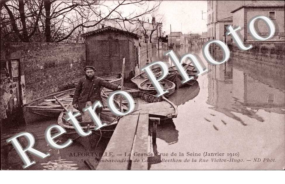Inondation de la Seine et de la Marne 1910 - Embarcadere de canots Berthon de la rue V. Hugo