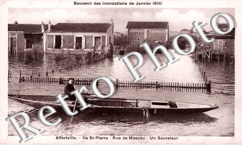 Inondations de 1910, Ile Saint Pierre, Rue de Moscou un sauveteaur