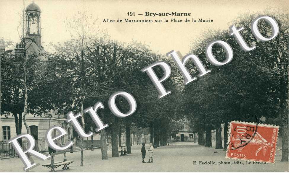 Allee de Marronniers sur la Place de la Mairie