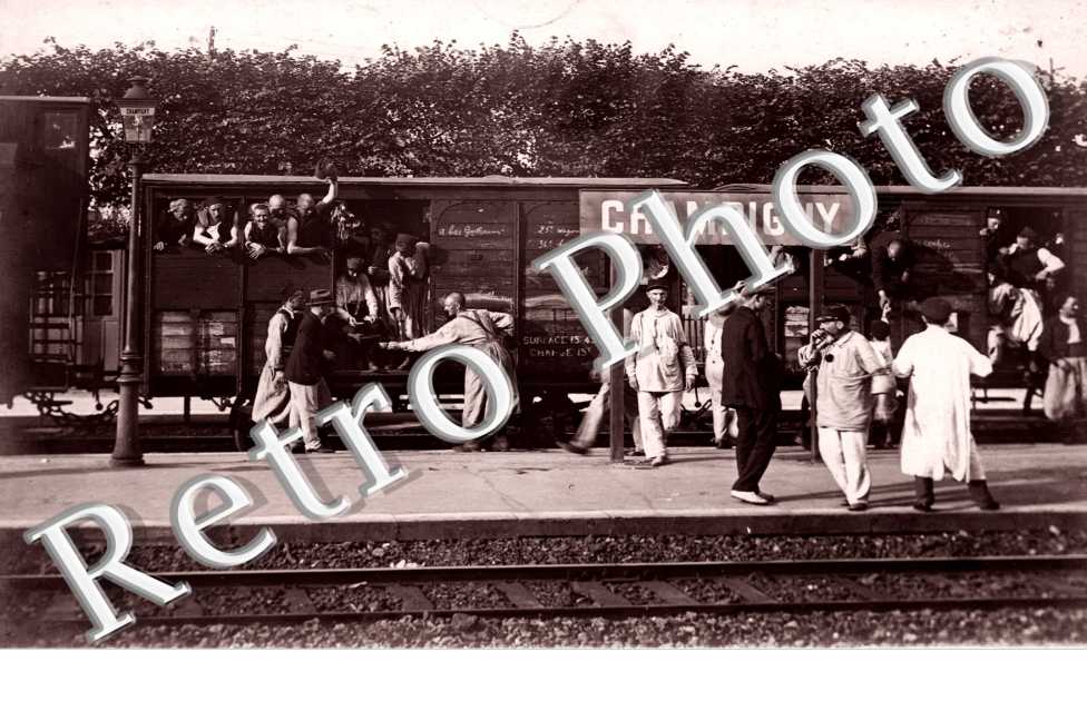 des hommes en gare