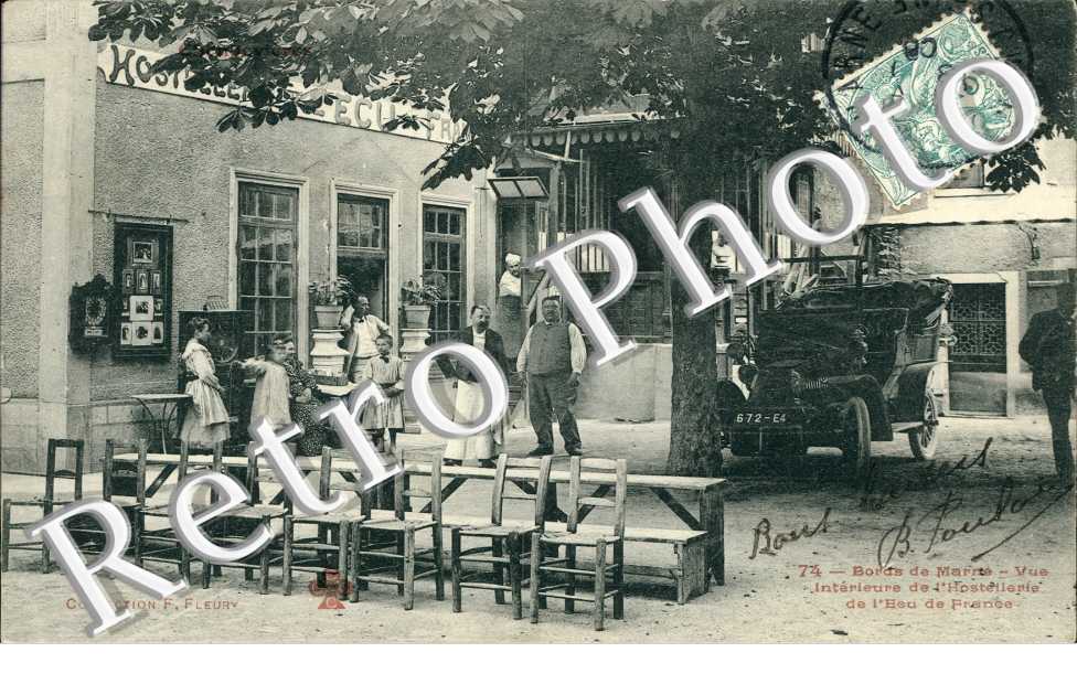 Vue interieure de l'hostellerie de l'Eau de France - automobile