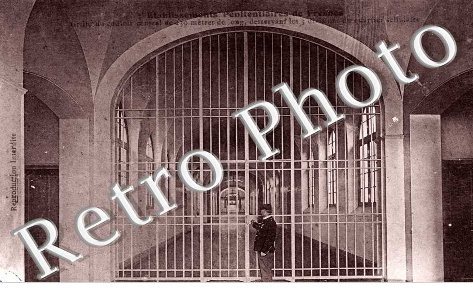 Etablissement penitentiaire  - couloir central