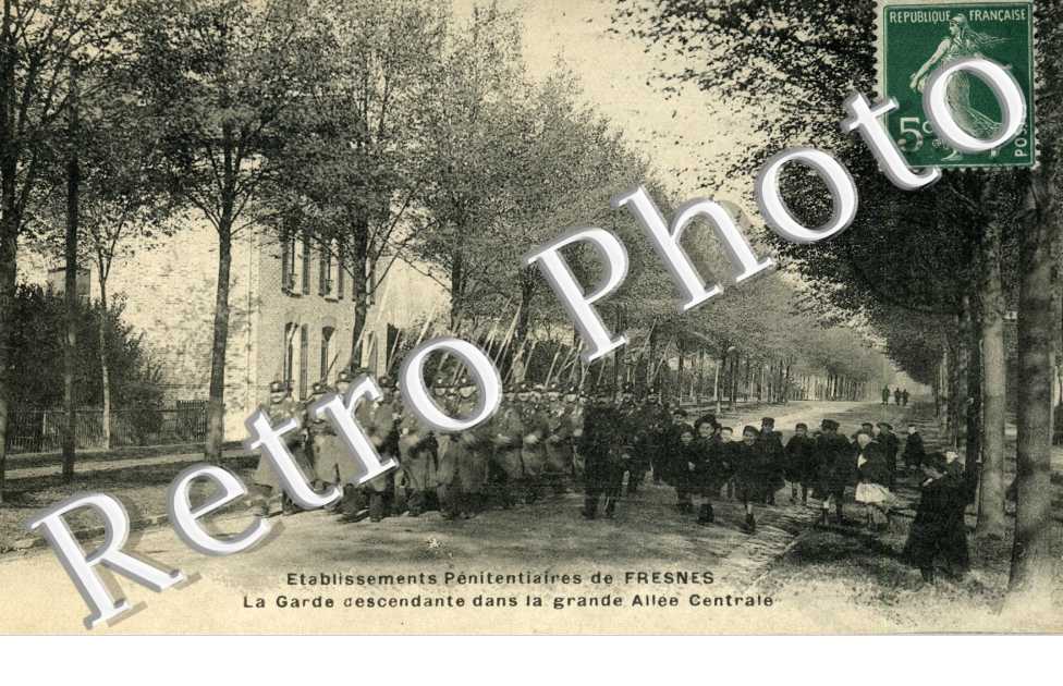 Etablissement penitentiaire de Fresnes  - La  garde descendante dans la grande allee centrale