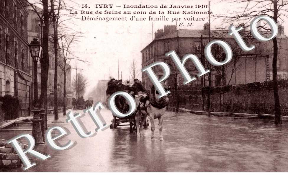 Inondations 1910, Rue Nationale et Rue de la Seine, Demenagement d'une famille par voiture