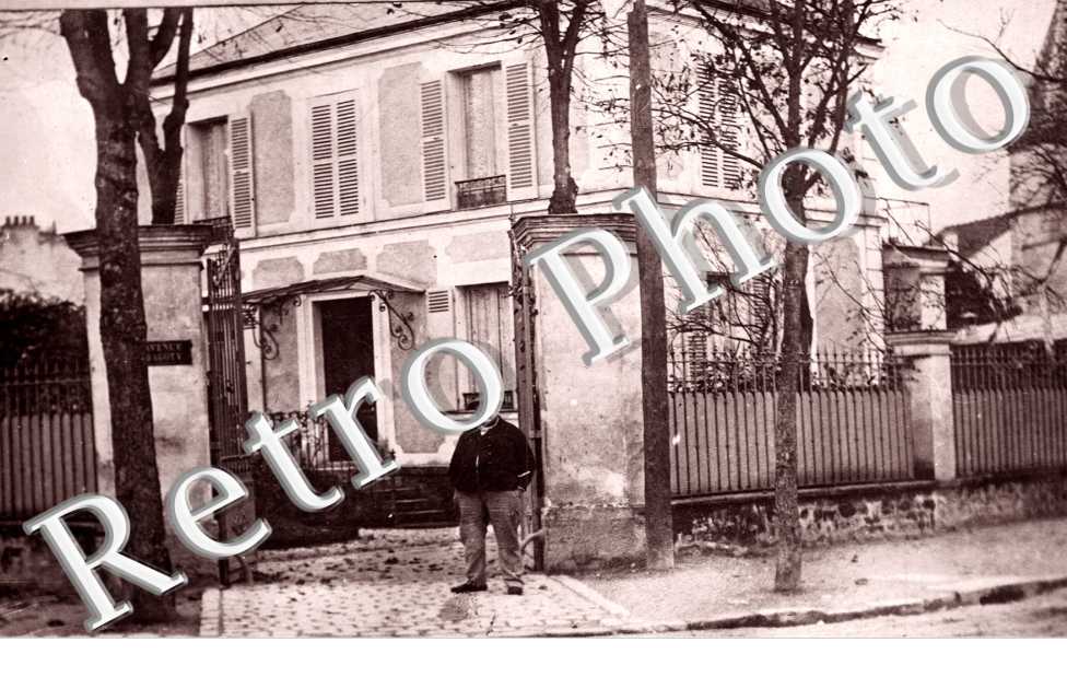 Photo d'un vieil homme devant sa maison