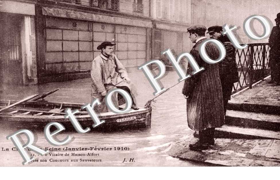 La Crue de la Seine 1910, un Vicaire prete son concours aux Sauveteurs
