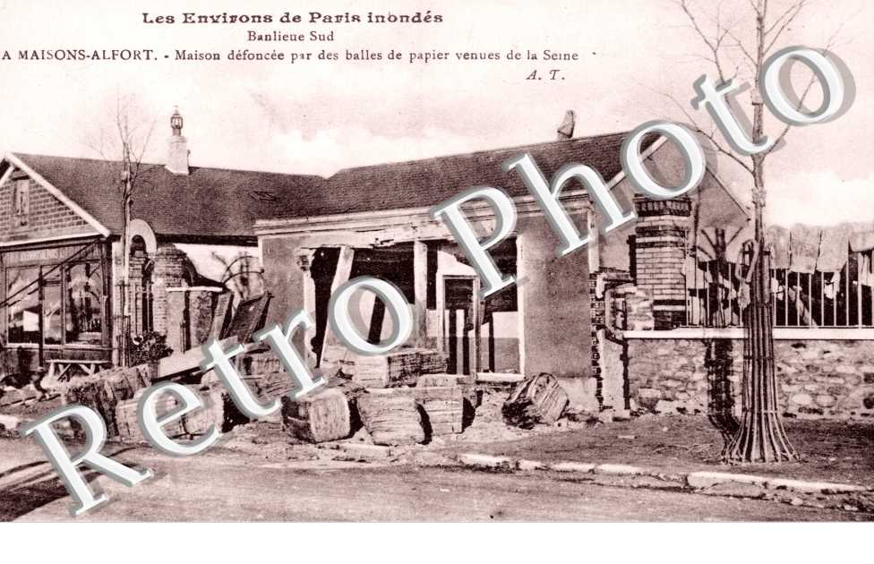 Inondations, Banlieue Sud, Maison defoncee par des balles de papier venues de la Seine
