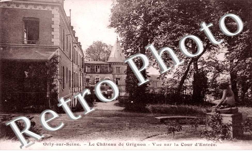 Le Chateau de Grignon, Vue sur la Cour d'entree