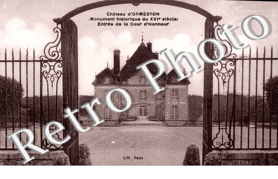 Le Chateau, Entree de la Cour d'Honneur
