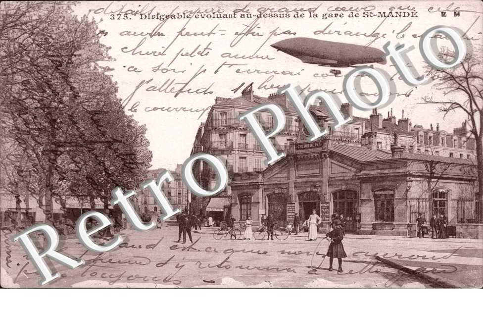 Dirigeable au dessus de la Gare