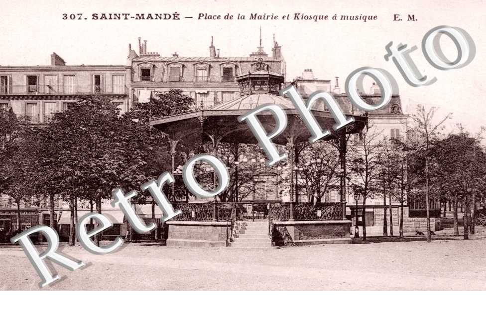 Place de la Mairie et Kiosque a Musique
