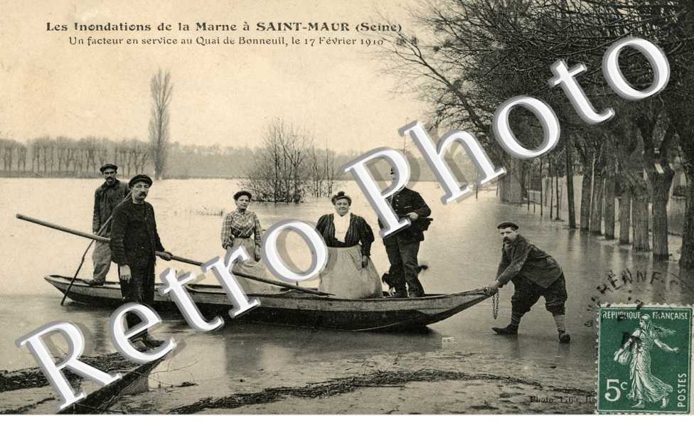 LA VARENNE SAINT HILAIRE  Un facteur en service 