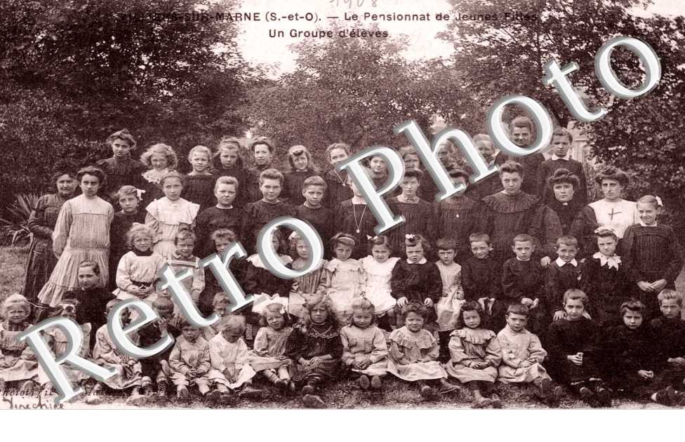 Le pensionnat de jeunes filles - Un groupe d'eleves