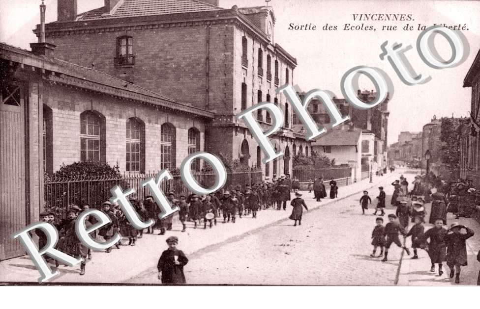 Sortie des Ecoles Rue de la Liberte