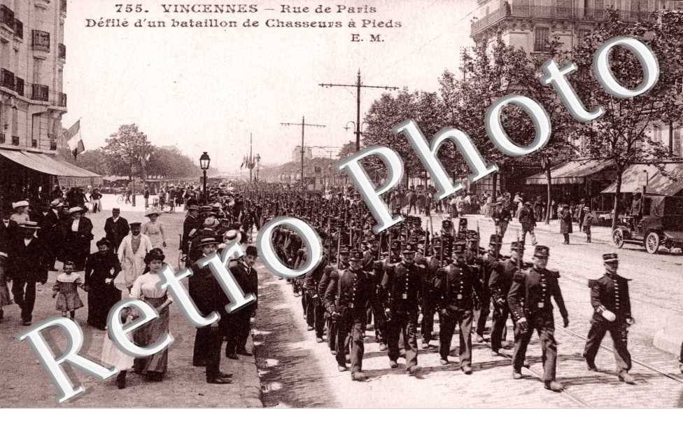 Rue de Paris, Defile d'un bataillon de Chasseurs a Pieds