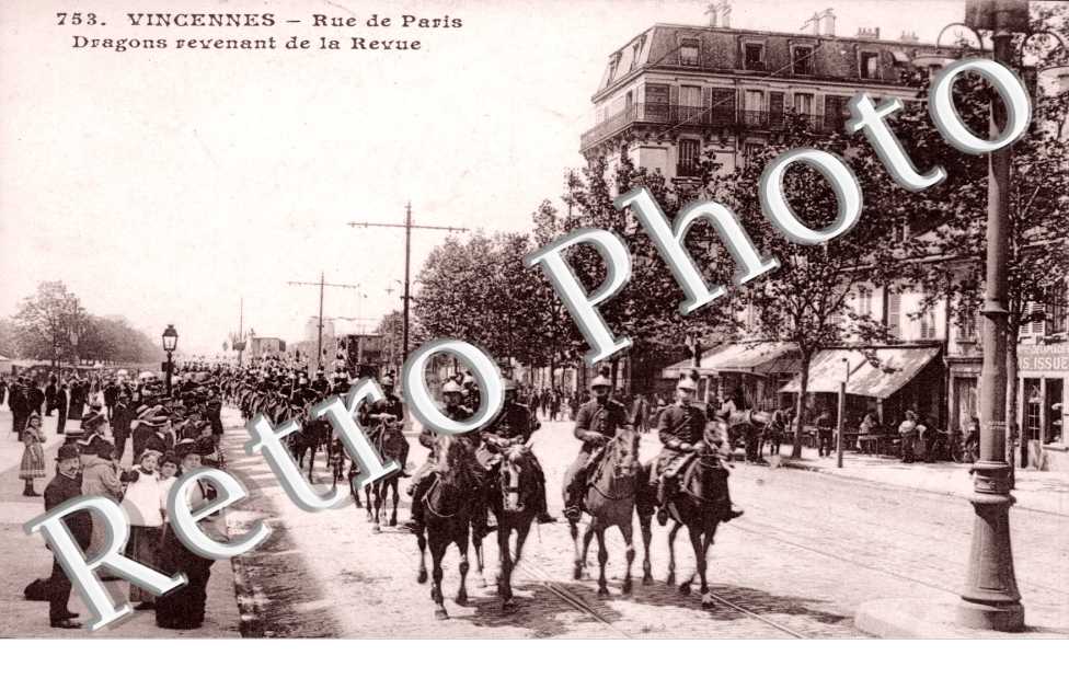 Rue de Paris, Dragons revenant de la Revue