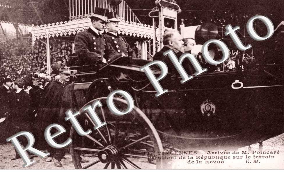 Arrivee de M. Poincare sur le terrain de la Revue