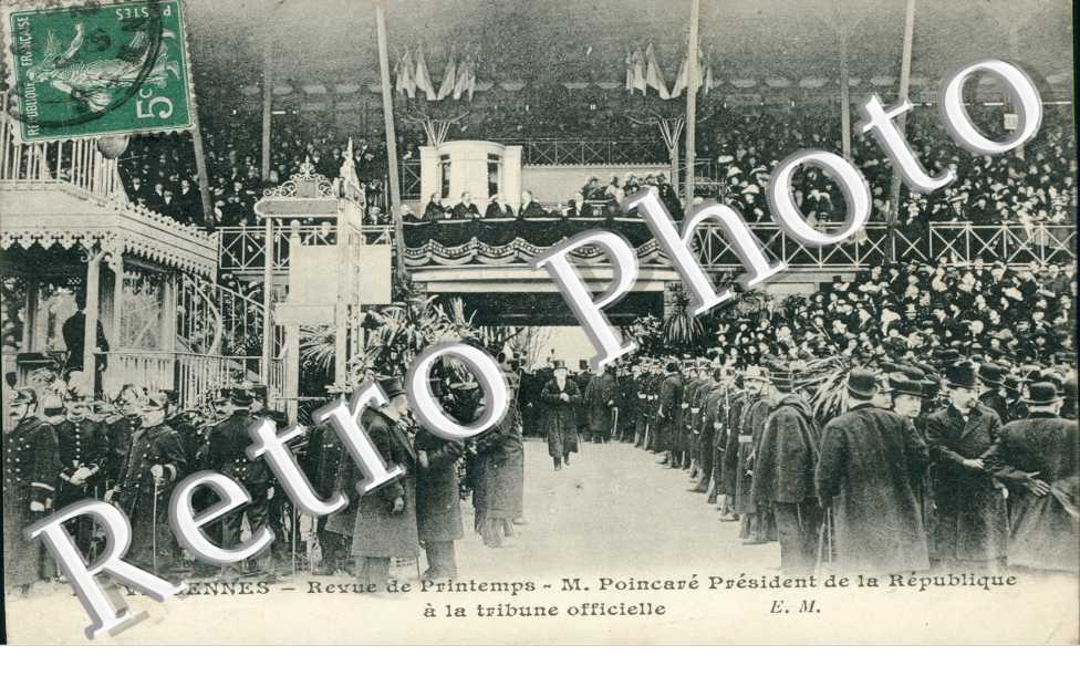 Revue de Printemps, M. Poincare a la tribune officielle