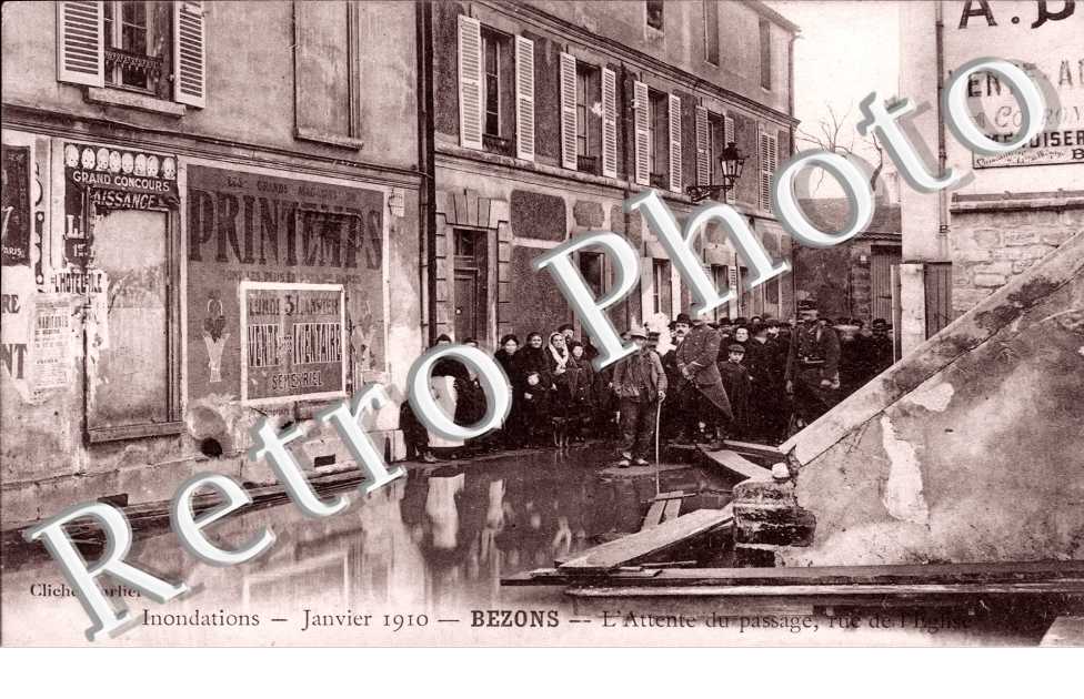 Inondation de janvier 1910 - L'attente du passage rue de l'eglise