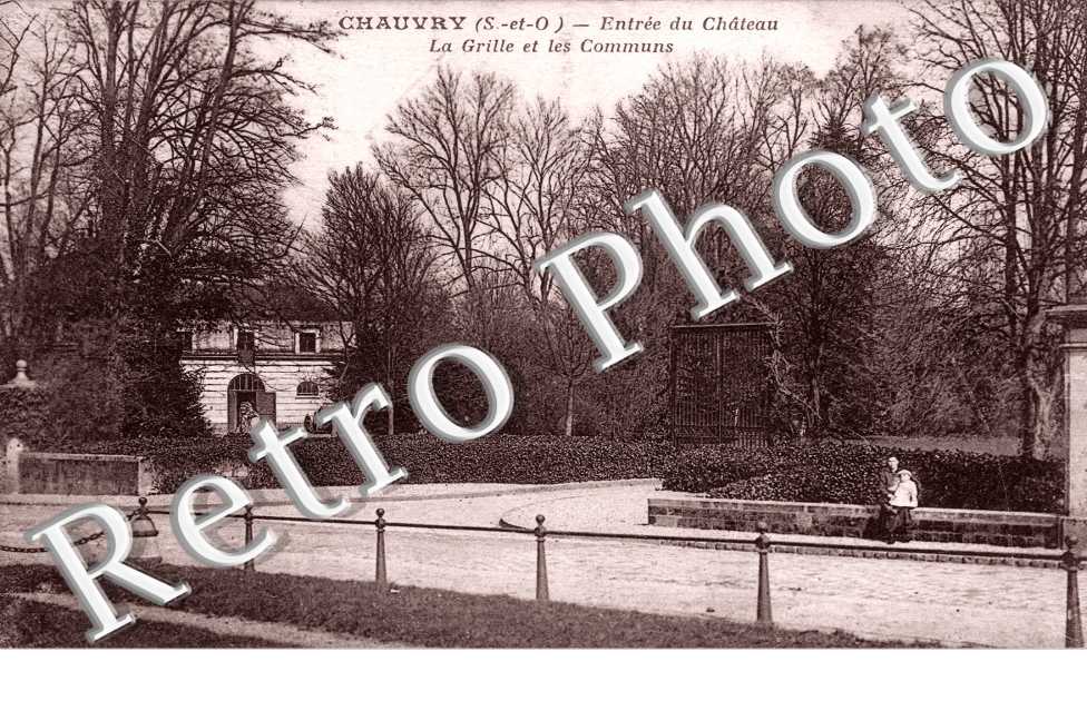 Entree du Chateau, la Grille et les Communs