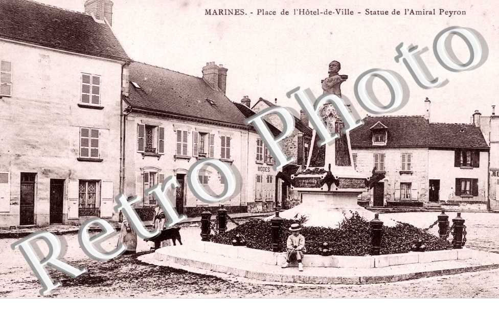 Place de l'Hotel de Ville, Statue de l'Amiral Peyron