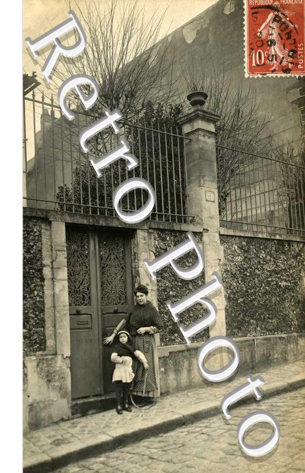 Une Femme et un Enfant devant une entrée