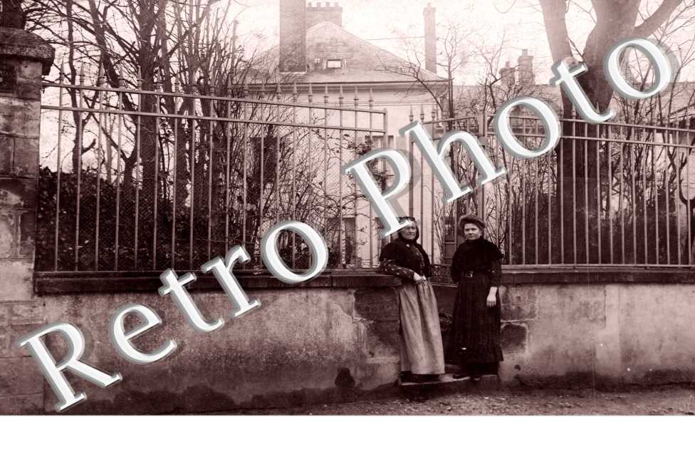 Deux femmes devant l'entrée d'une demeure