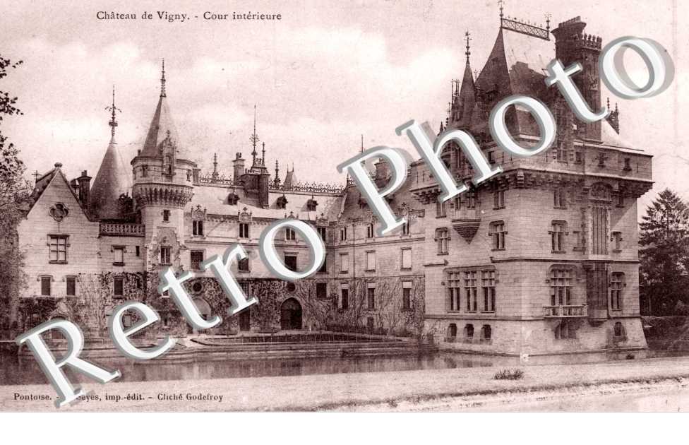 Le Chateau, Cour Interieure