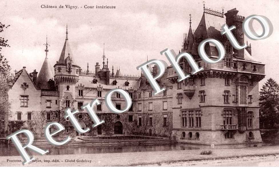 Le Chateau, Cour Interieure