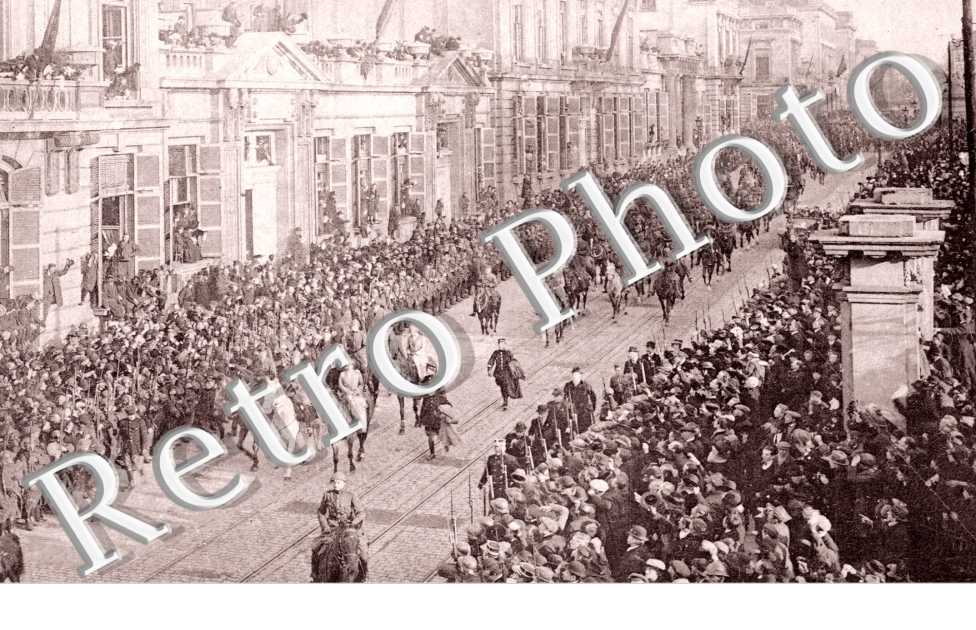 Entree du roi et des troupes alliees 22 nov 1918  - troupes artillerie Belge