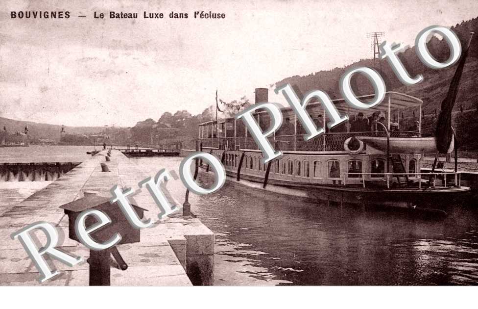 Le bateau luxe dans l'ecluse