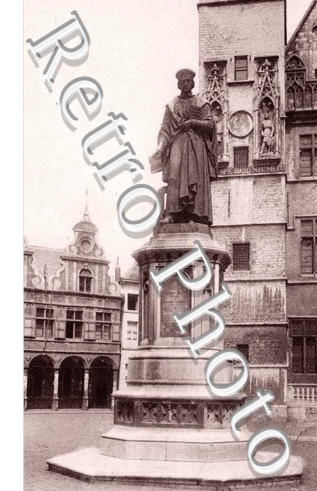 Statue de Dirc Martens et Beffroi
