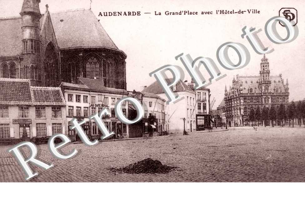 La grand'place avec l'hotel de ville