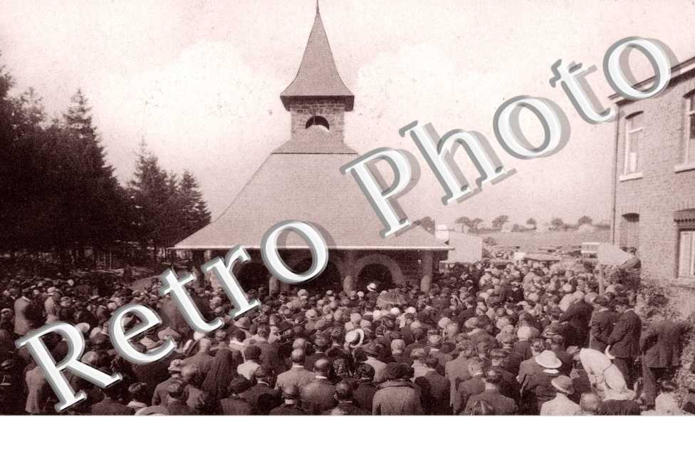 De Pelgrims in gebed voor de Kapel