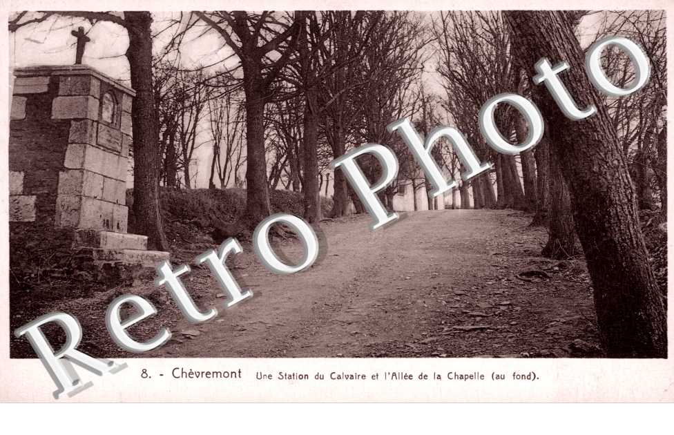 Une Station du Calvaire et l'Allee de la Chapelle
