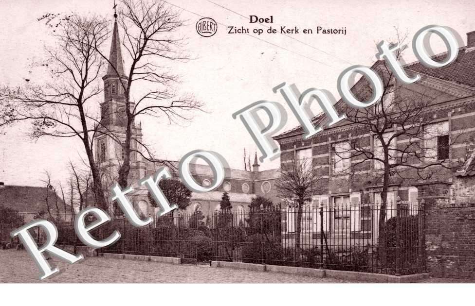 Zicht op de kerk en Pastorij