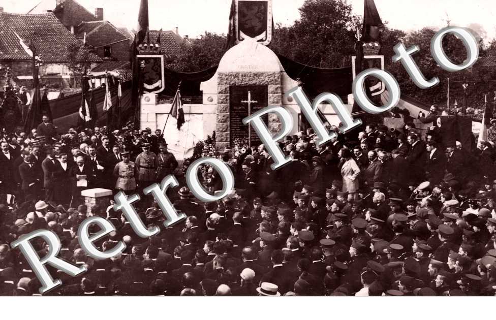 Celebration militaire autour du monument aux morts