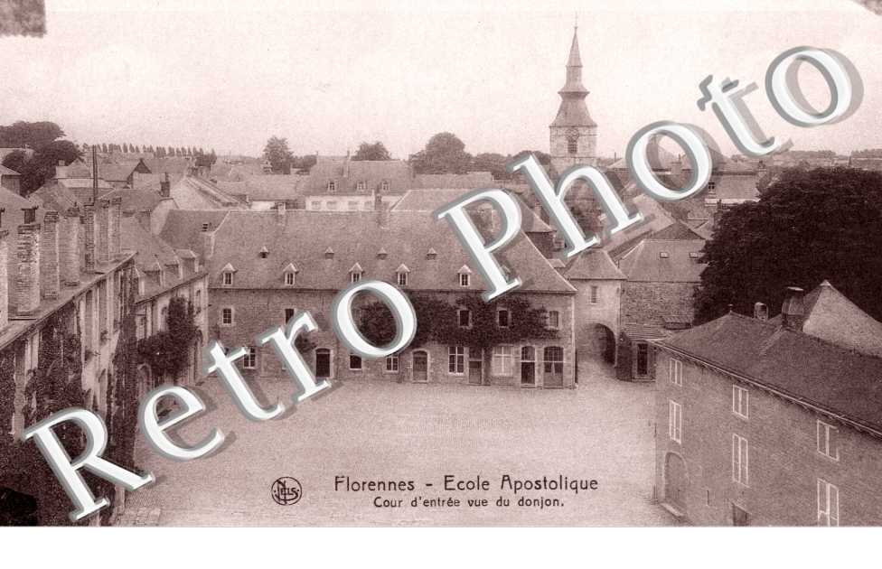 ecole apostolique - cour d'entree vue du donjon