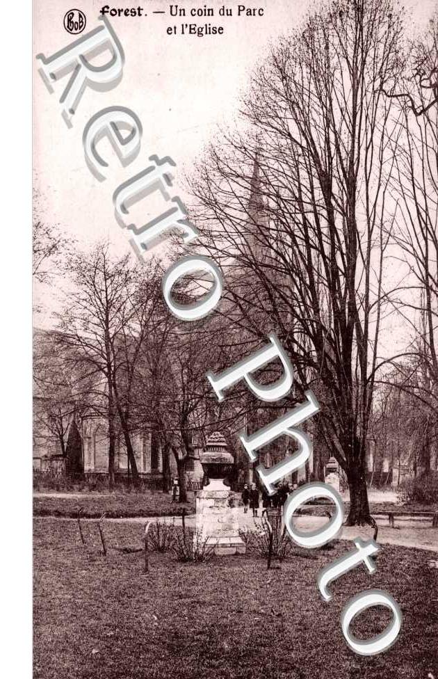 UN COIN DU PARC et l'eglise