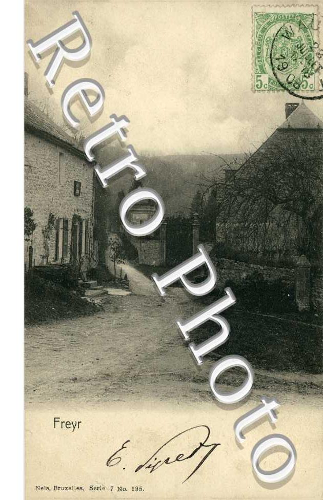 ( une rue du village )