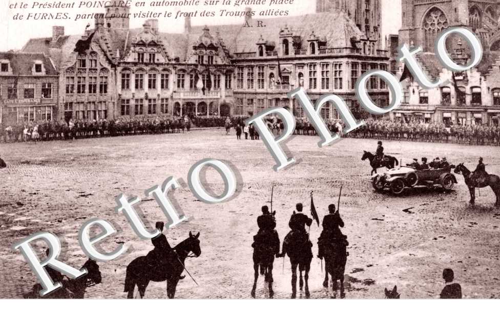 le roi Albert 1er et le president Poincare en automobile sur la grande place
