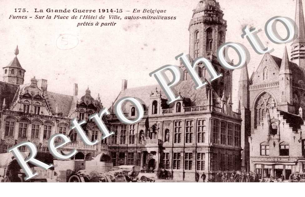 sur la place de l'hotel de ville, autos-mitrailleuses pretes a partir