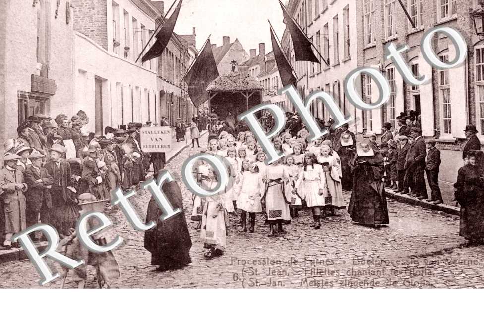 Procession Saint Jean Fillettes chantant le Gloria