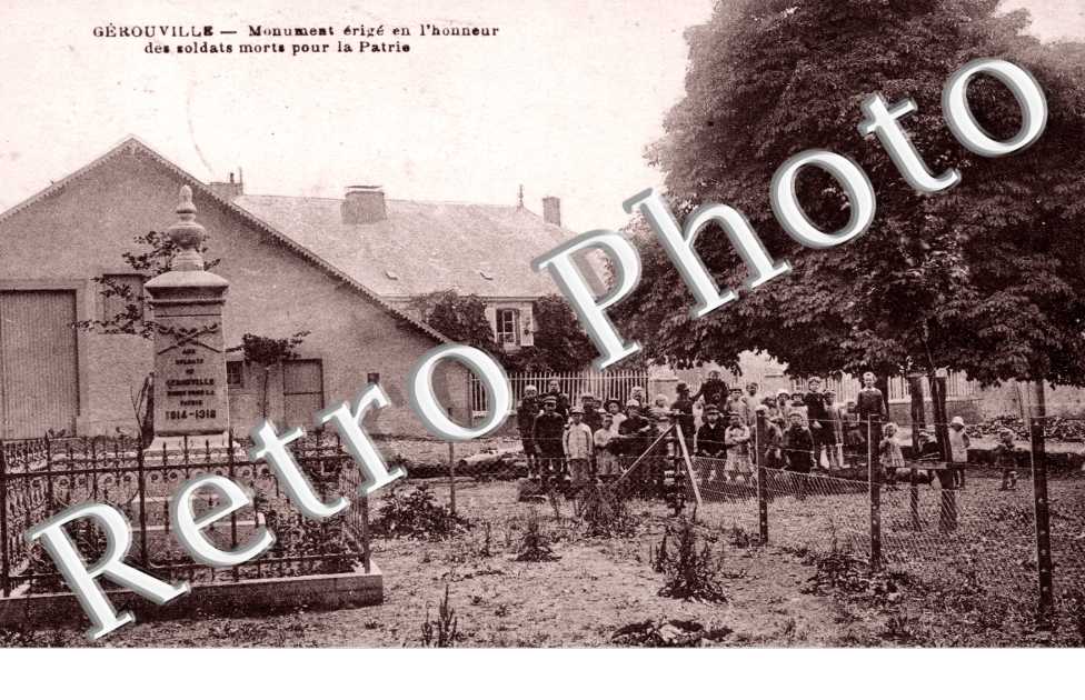 Monument erige en l'honneur des soldats morts pour la Patrie