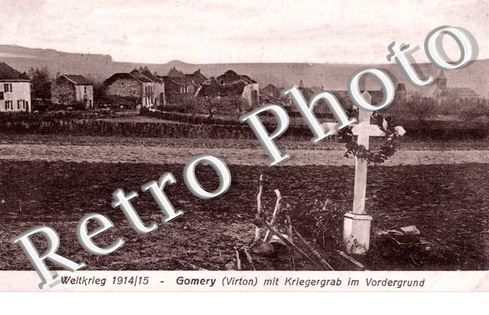 Gomery mit Kriegergrab im Vordergrund