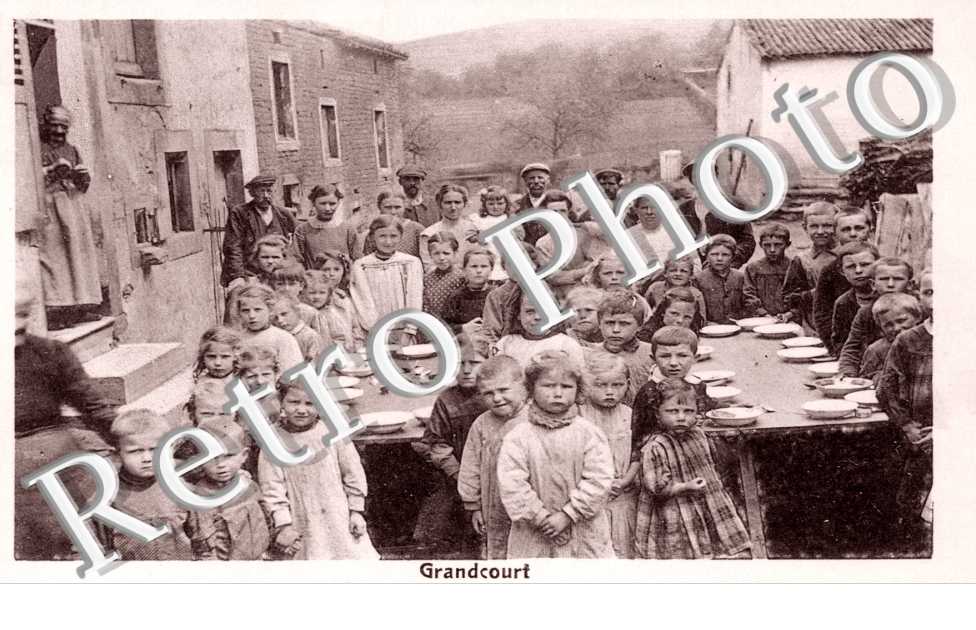 Grand court, des enfants pris en photo