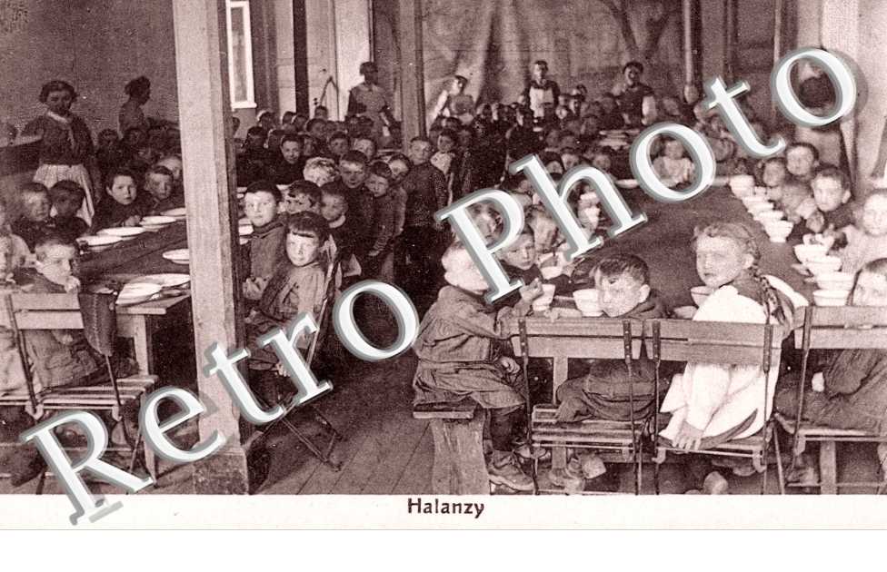 Des enfants en train de manger au refectoire